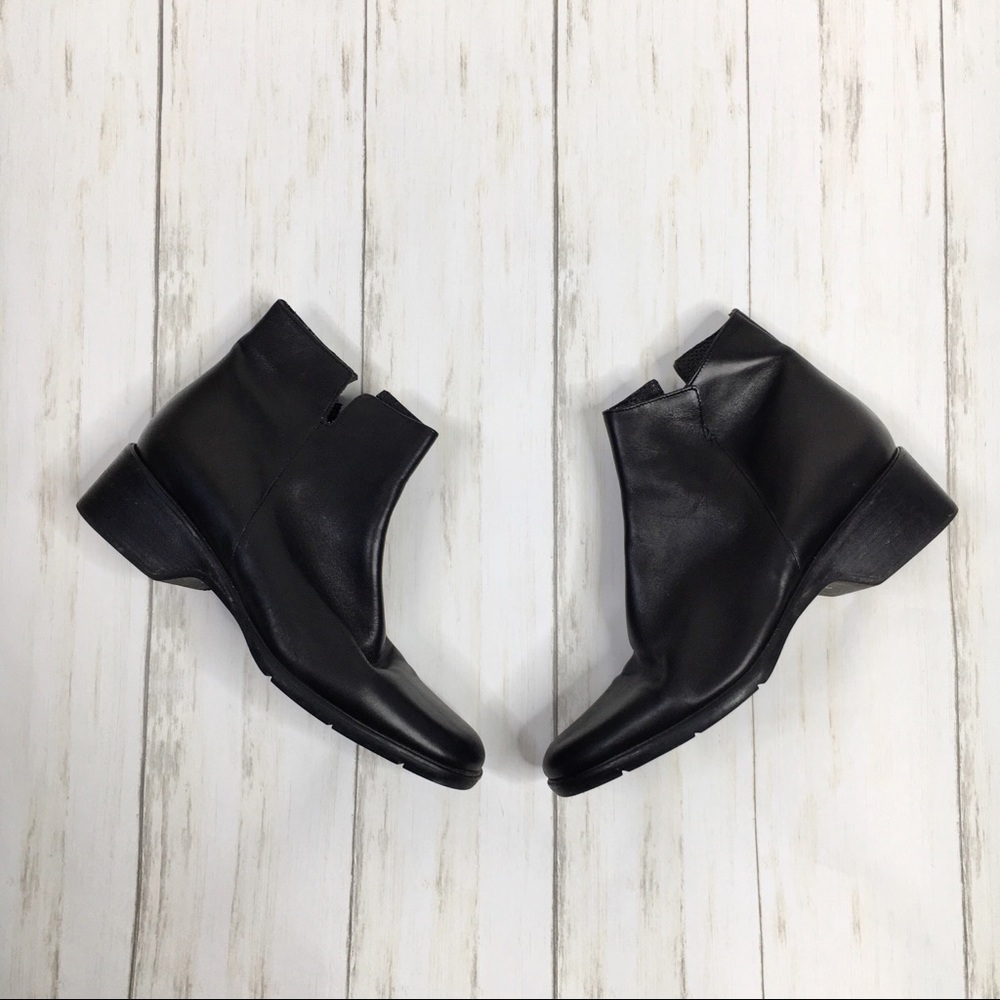 Amalfi Pillow A Black Leather Ankle Booties - Picture 1 of 8